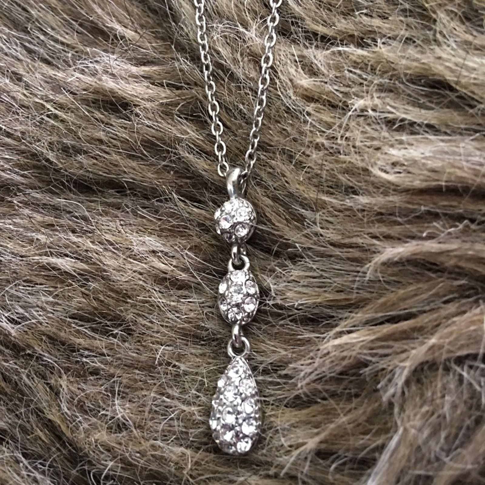 Jewelry Silver tone rhinestone dangle pendant on chain Size ONE SIZE - 6 Thumbnail