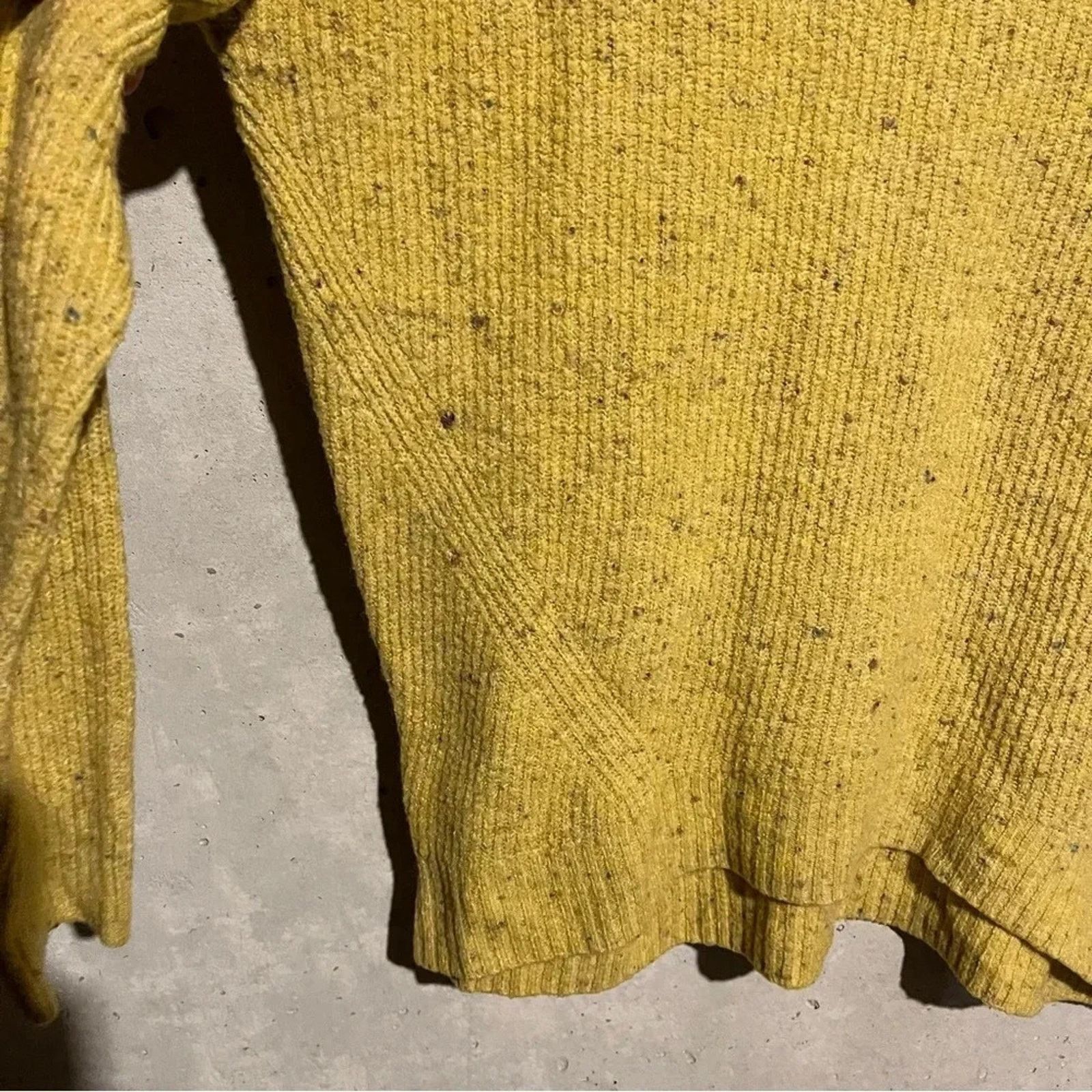 Old Navy Old Navy Sweater Women Size L V Neck Soft Fuzzy Pullover Size L / US 10 / IT 46 - 6 Thumbnail
