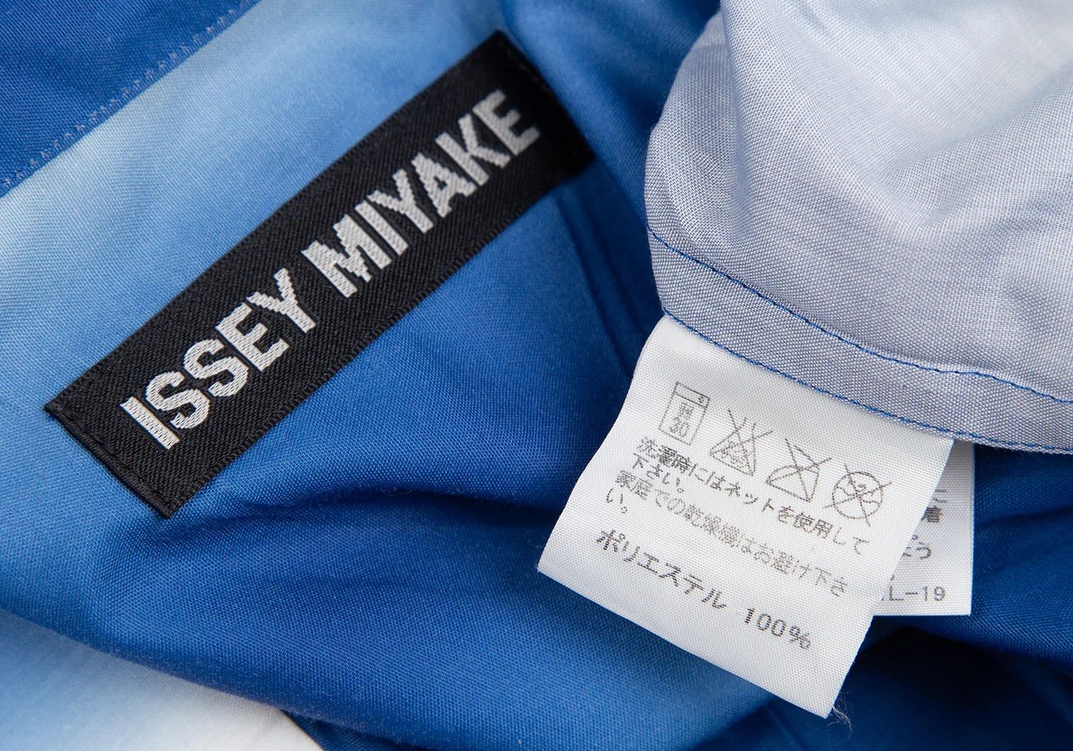 Issey Miyake Gradient Print Pleats Shirt in Blue-White Size US S / EU 44-46 / 1 - 18 Thumbnail