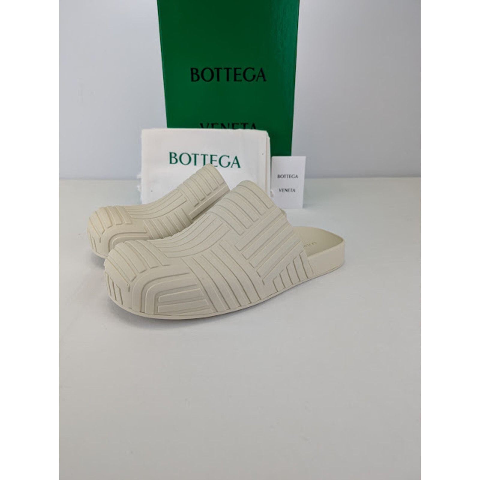 Bottega Veneta o1rshd1 Rubber Carpet Slider Sandal in Sea Salt Size US 12 / EU 45 - 12 Thumbnail