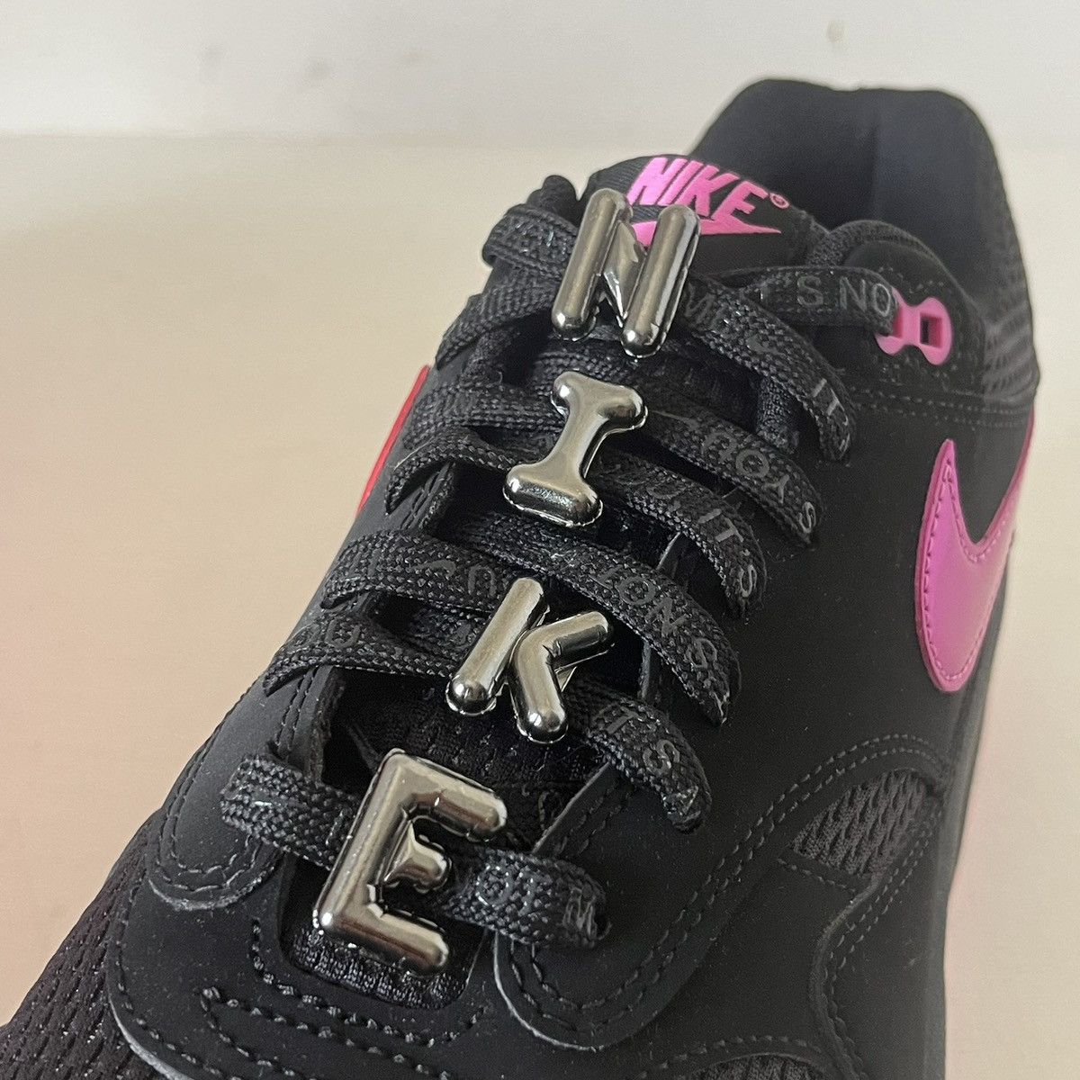 Nike Size 10.5 - Nike Air Max 1 Valentines Day Black/Playful Pink Size US 10.5 / EU 43-44 - 8 Thumbnail