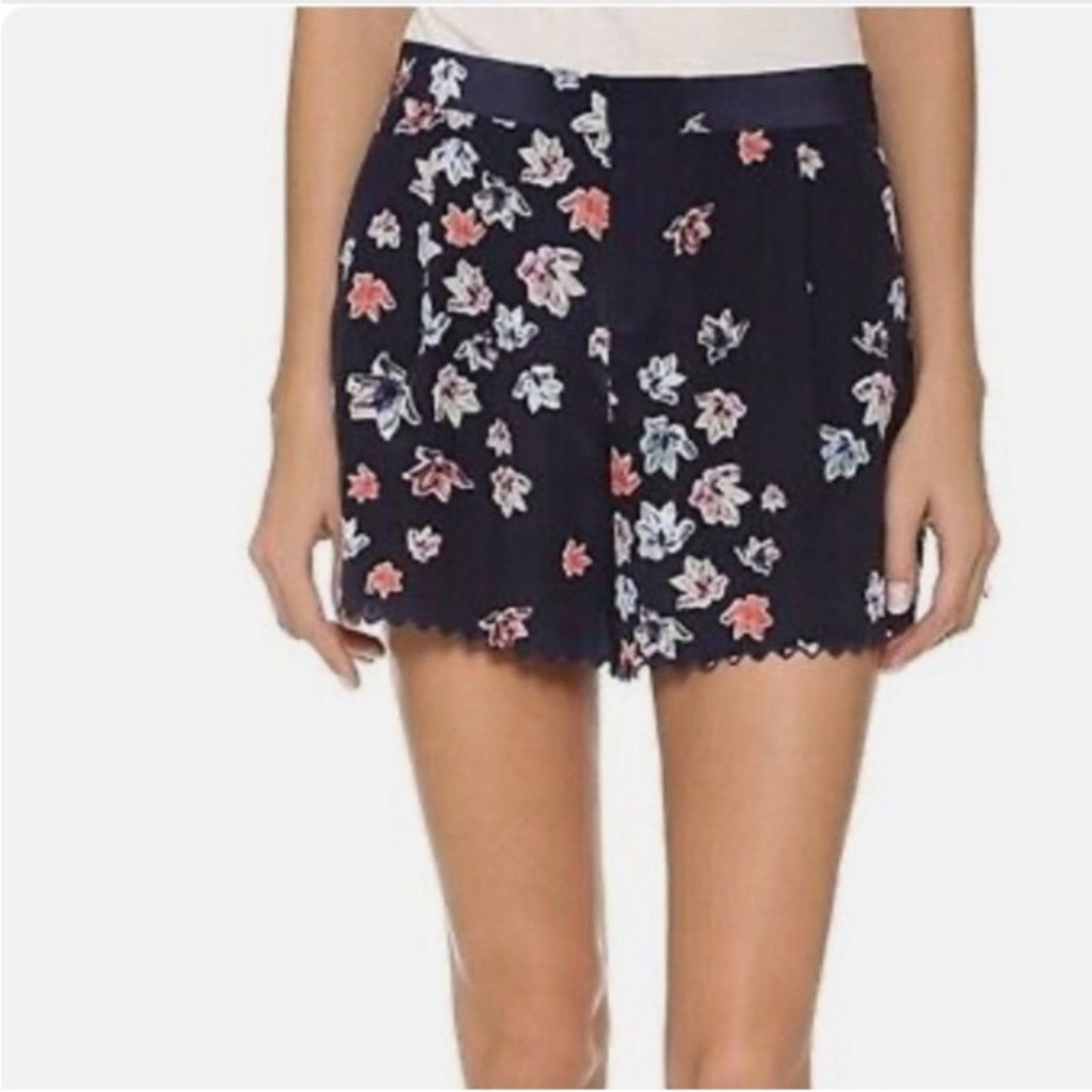 Club Monaco Club Monaco Silk Shorts Scalloped Hem 4 Navy Floral Pattern Size 27" / US 4 / IT 40 - 1 Thumbnail
