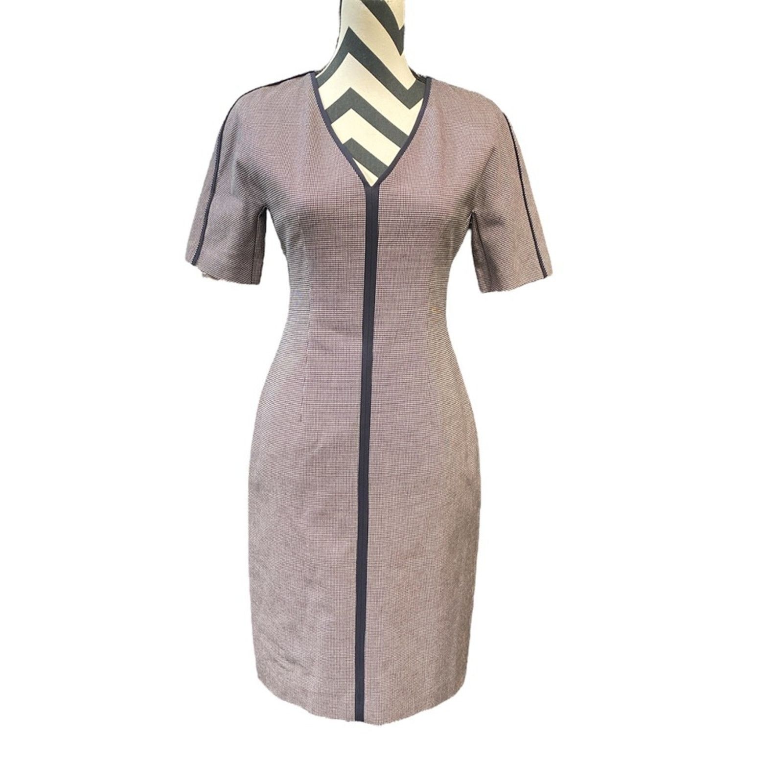 Hugo Boss Hugo Boss V Neckline Stretch Shift Dress 2 checkered Size XS / US 0-2 / IT 36-38 - 1 Thumbnail