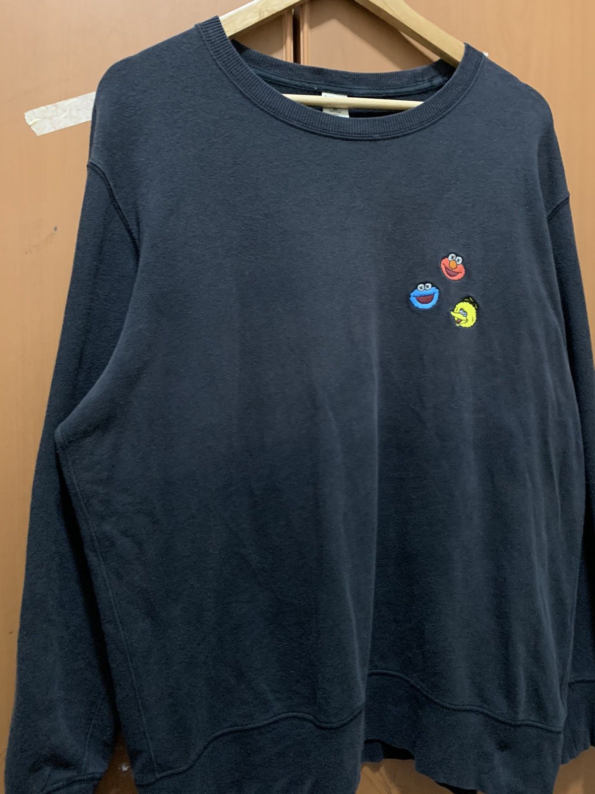 Kaws × Uniqlo Uniclo X Kaws X Sesame Street Sun Faded Sweatshirt Size US XXL / EU 58 / 5 - 6 Thumbnail