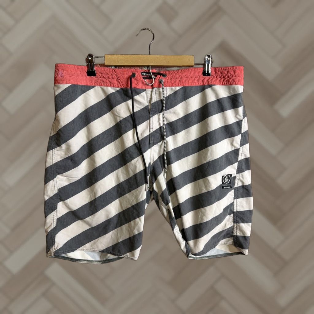 Volcom Volcom Slingers Mens Red Gray Hybrid Board Shorts Size 38 Size US 38 / EU 54 - 1 Thumbnail