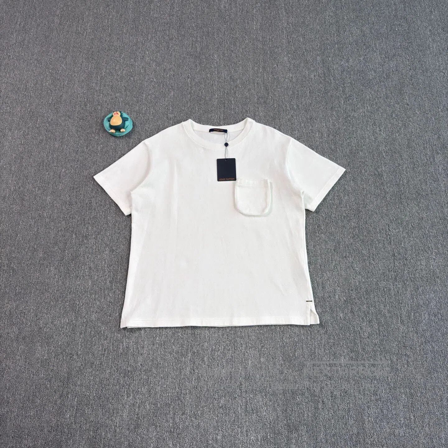 Louis Vuitton White Short-Sleeve T-Shirt with Pocket. Size US L / EU 52-54 / 3 - 1 Thumbnail