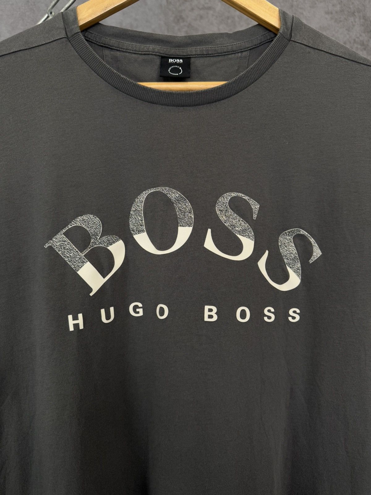 Designer × Hugo Boss Hugo Boss big center logo tee Size US L / EU 52-54 / 3 - 3 Thumbnail