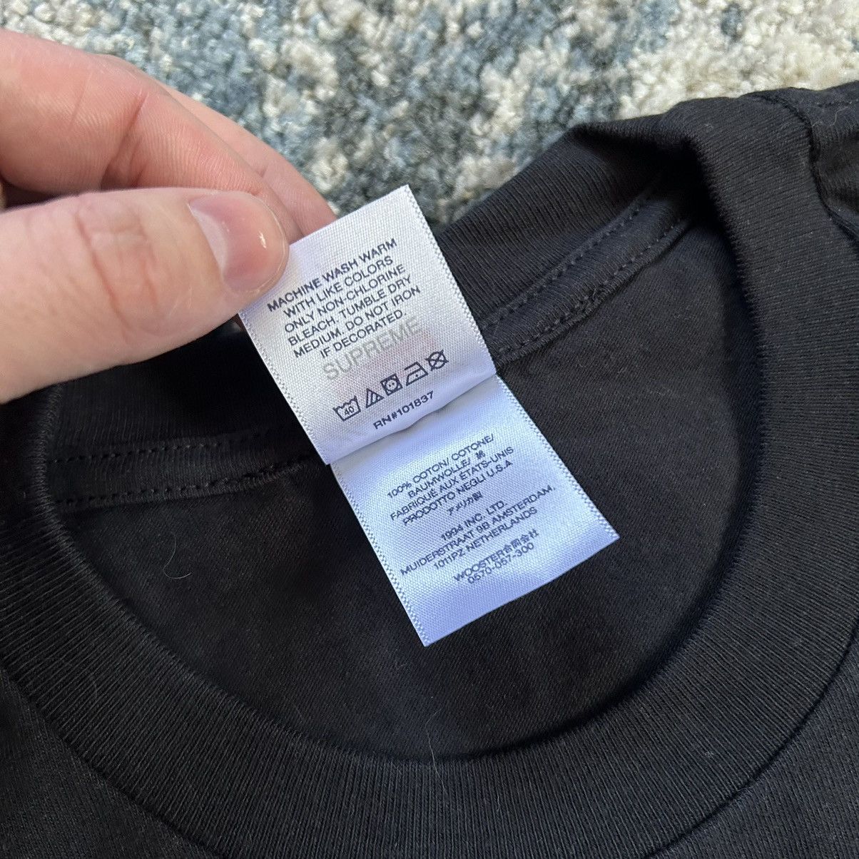Jun Takahashi × Supreme × Undercover SPRiNG SUMMER 2023 TAG TEE BLACK WHiTE Size US XL / EU 56 / 4 - 10 Thumbnail