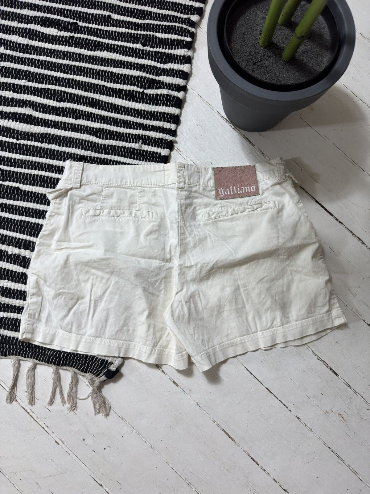John Galliano VINTAGE GALLIANO 2000s WHITE MINI SHORTS Size 27" / US 4 / IT 40 - 1 Thumbnail