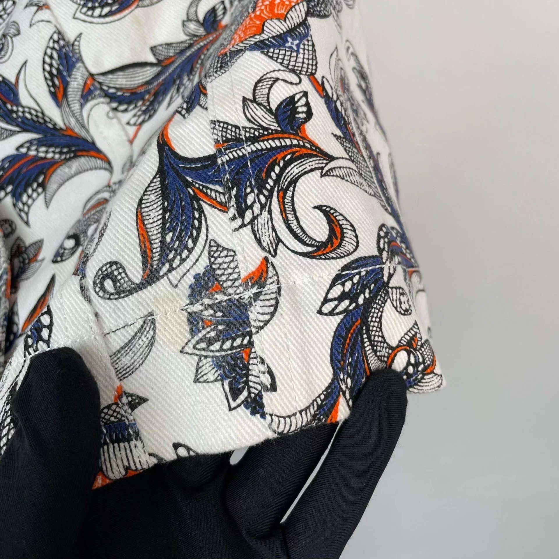Louis Vuitton Louis Vuitton Print skirts 38 Size 27" / US 4 / IT 40 - 7 Thumbnail