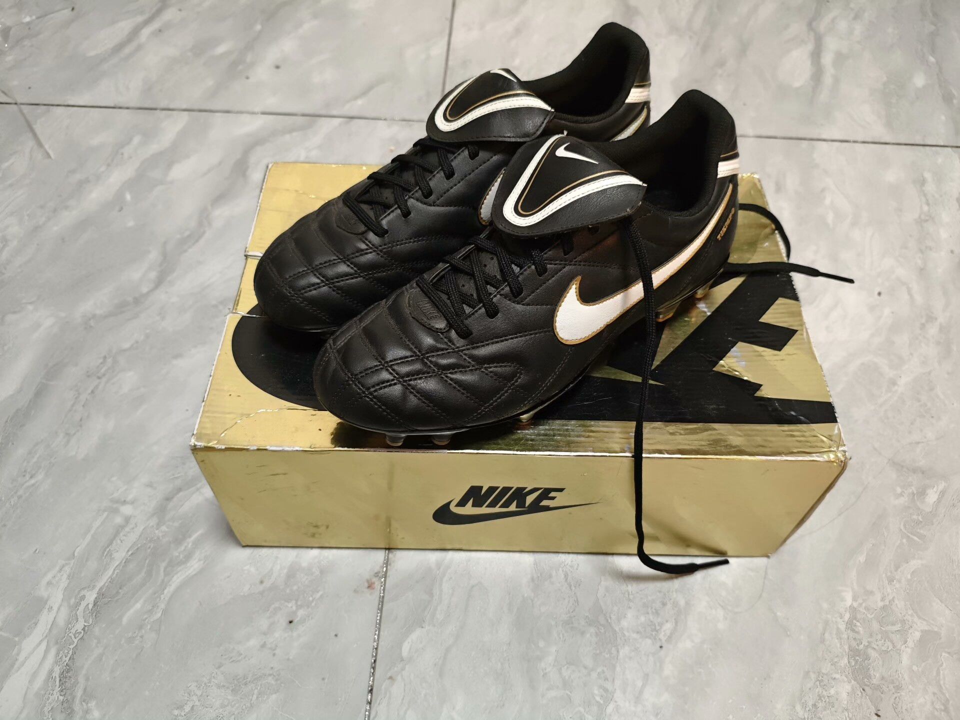 Nike Nike Black Lowtop Sneakers 9.5 Men Size US 9.5 / EU 42-43 - 1 Thumbnail