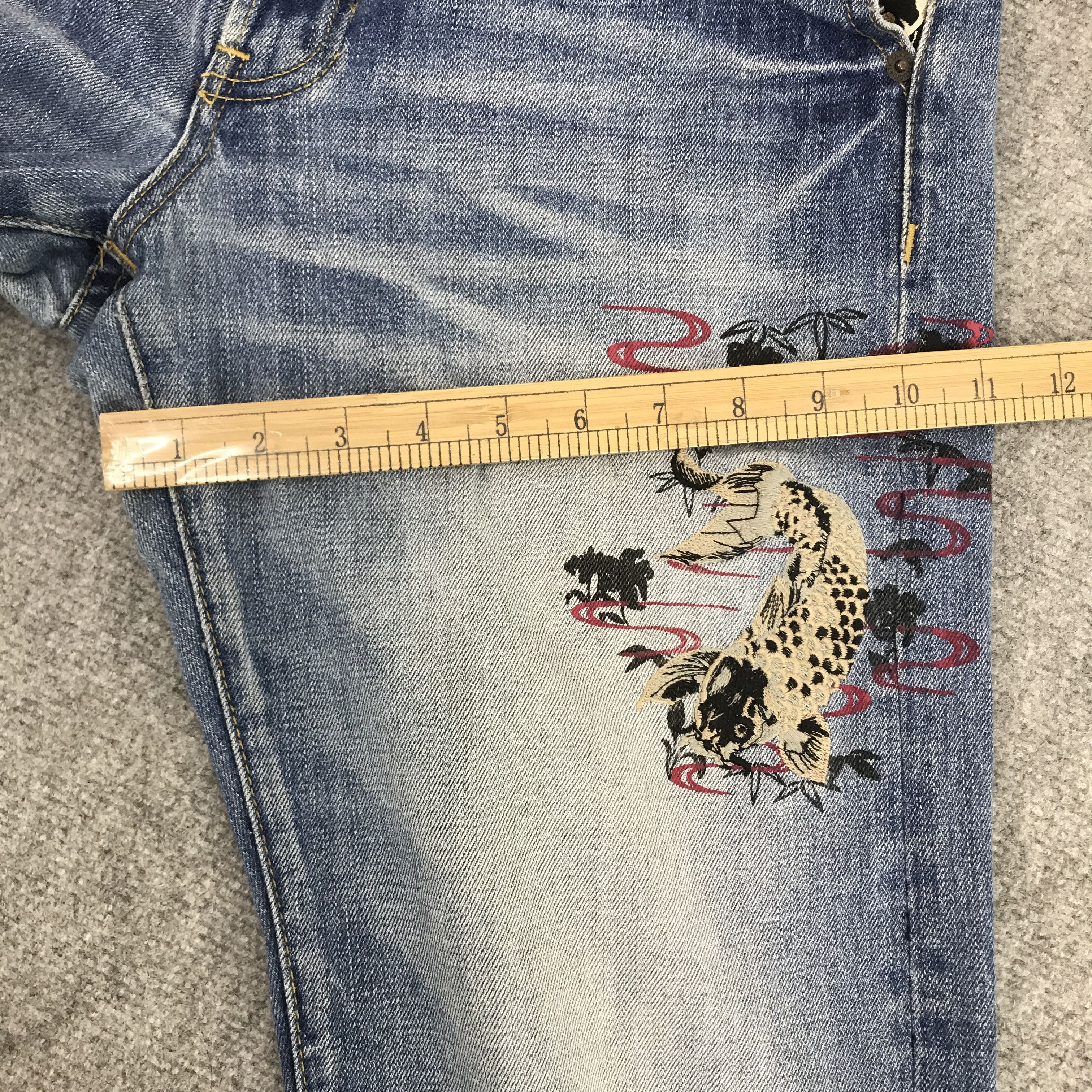 Japanese Brand Fish Koi Distressed Style Denim Jeans Size US 31 - 7 Thumbnail