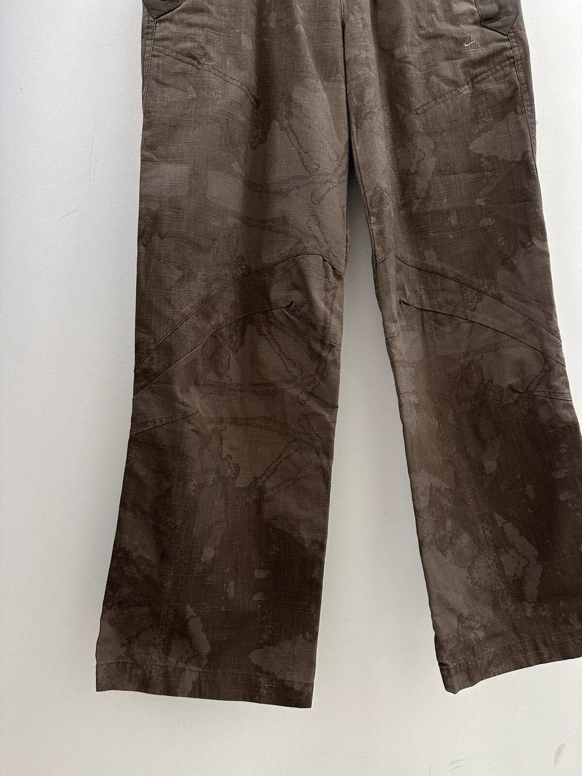Nike Vintage Nike Acg 2000s Y2k Wide Baggy Pants Pocket Camo Size 27" / US 4 / IT 40 - 8 Thumbnail