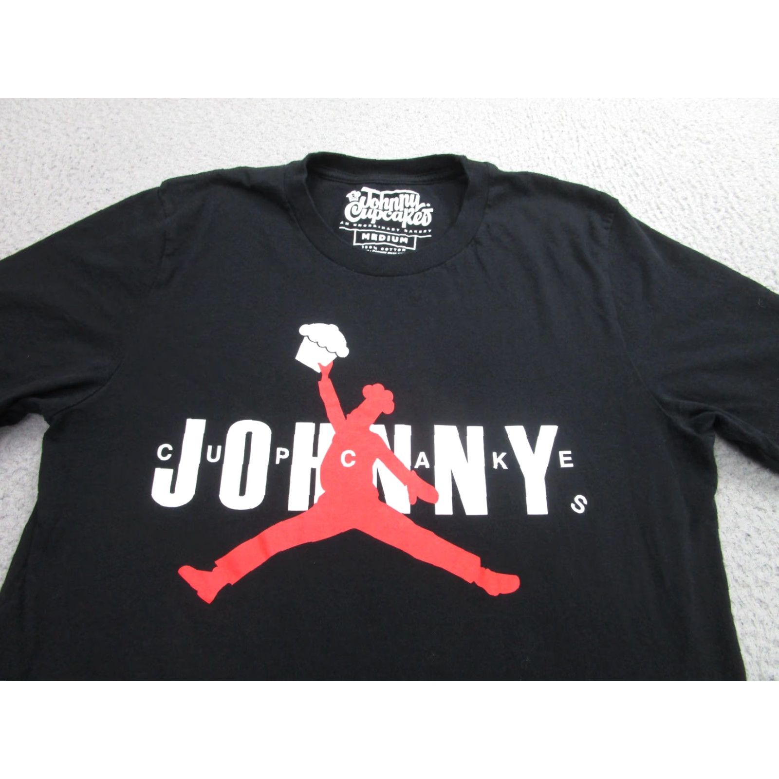 Johnny Cupcakes VINTAGE Johnny Cupcakes Black Graphic T-Shirt Mens Medium Food & Drink Parody Streetwear Size US M / EU 48-50 / 2 - 2 Thumbnail