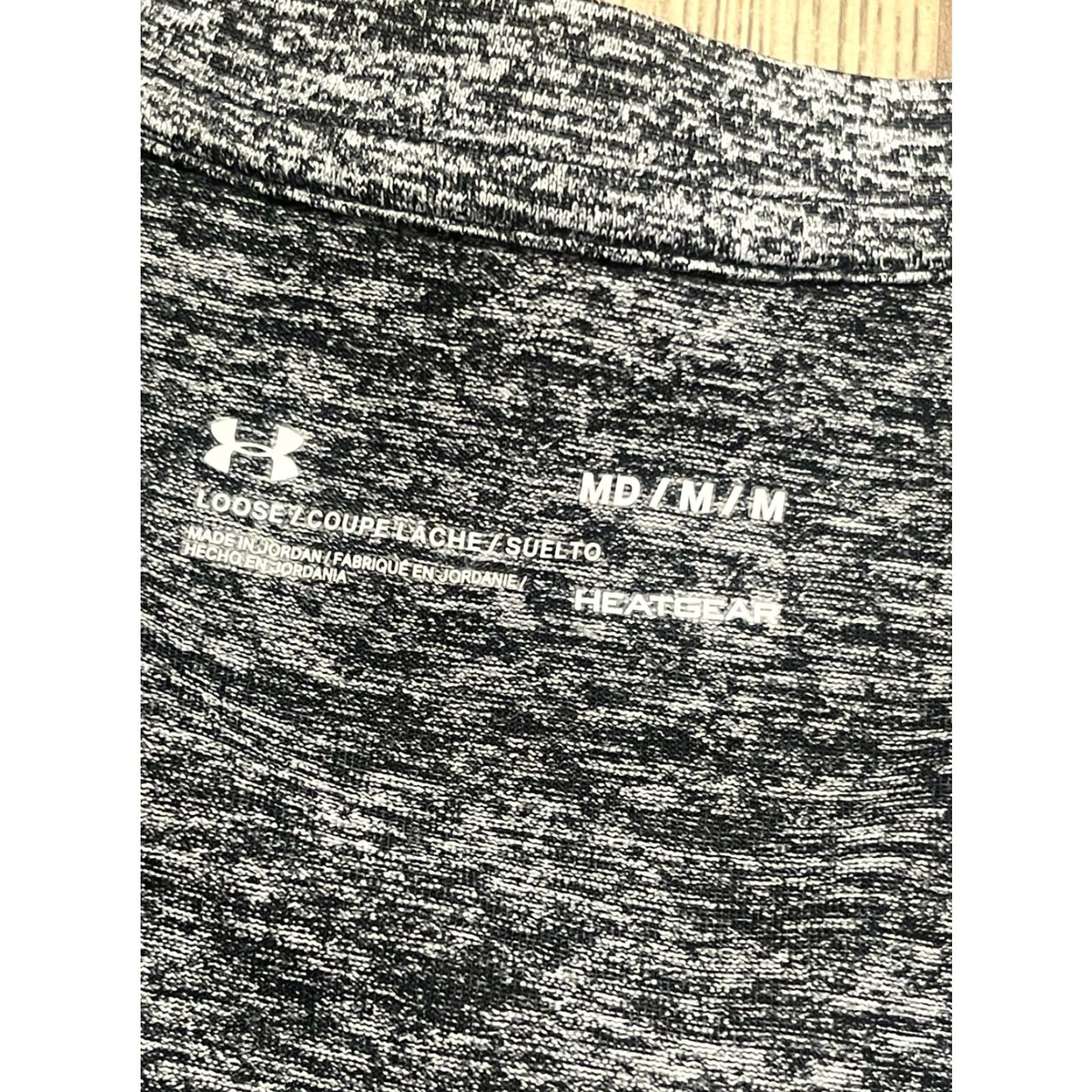 Under Armour Under armour Shirt Women's Medium Gray V-neck Short Sleeve Heatgear Shirt M Womens Gray V-Neck Short Sleeve Heatgear Size M / US 6-8 / IT 42-44 - 6 Thumbnail