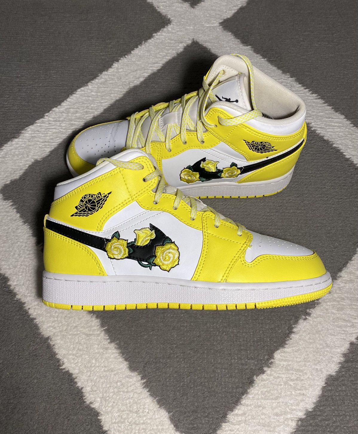 Jordan Brand × Nike Nike Air Jordan 1 Mid Dynamic Yellow Floral (GS) sneakers Size US 6.5 / IT 36.5 - 5 Thumbnail