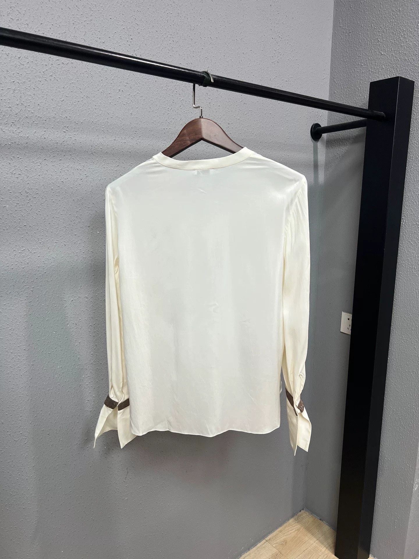 Brunello Cucinelli Brunello Cucinelli Beaded Silk V-Neck Shirt Size US M / EU 48-50 / 2 - 2 Thumbnail