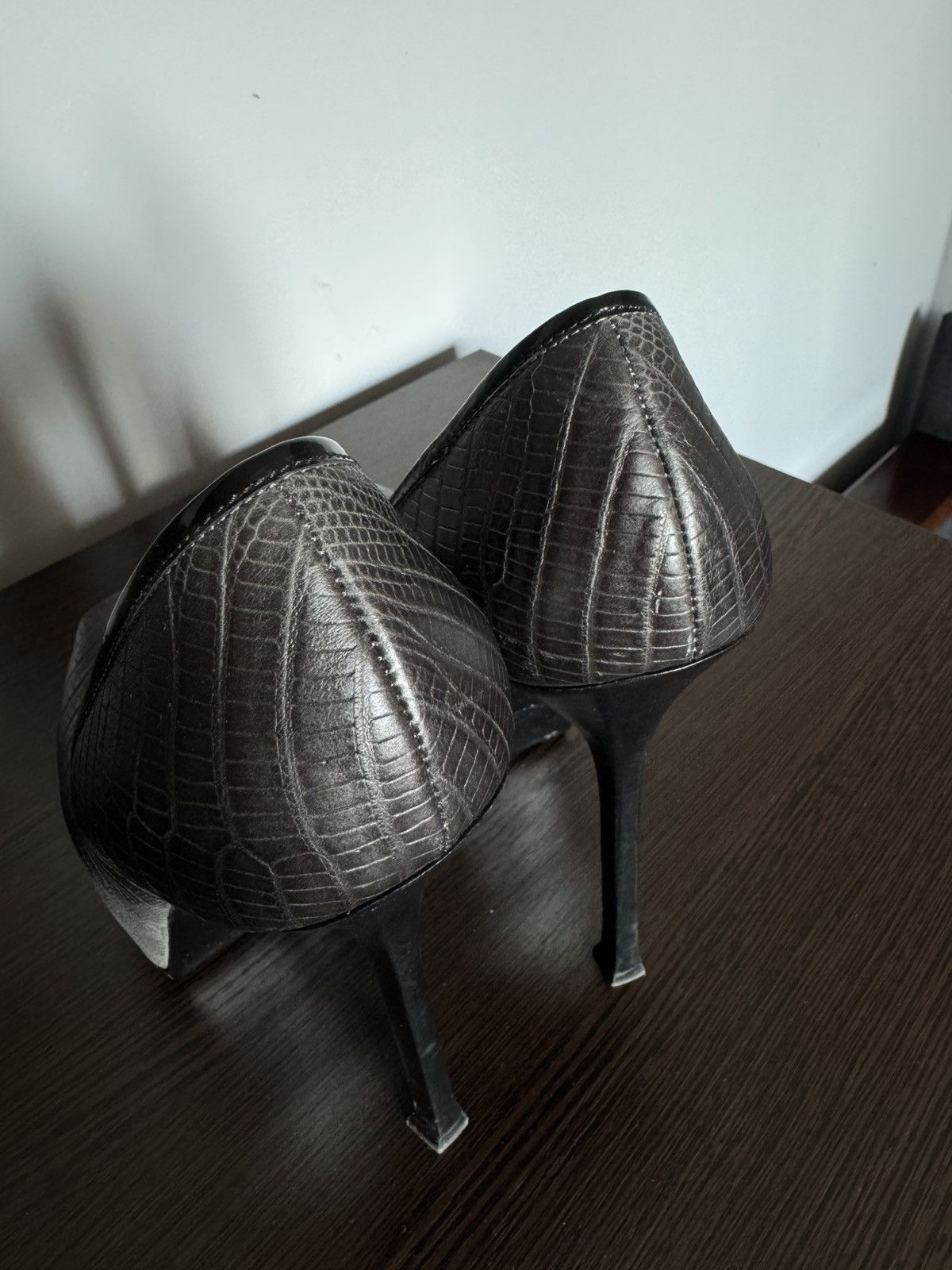 Yves Saint Laurent YSL Yves Saint Laurent Tribtoo105 Embossed Snake Pumps Shoes Size US 8 / IT 38 - 16 Thumbnail