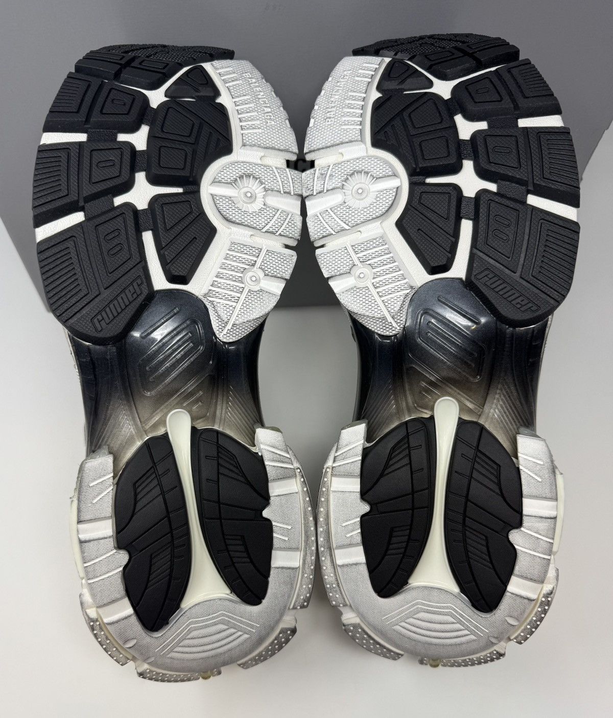 Balenciaga Balenciaga Runner Sneaker Gradient White/Black Size US 12 / EU 45 - 6 Thumbnail