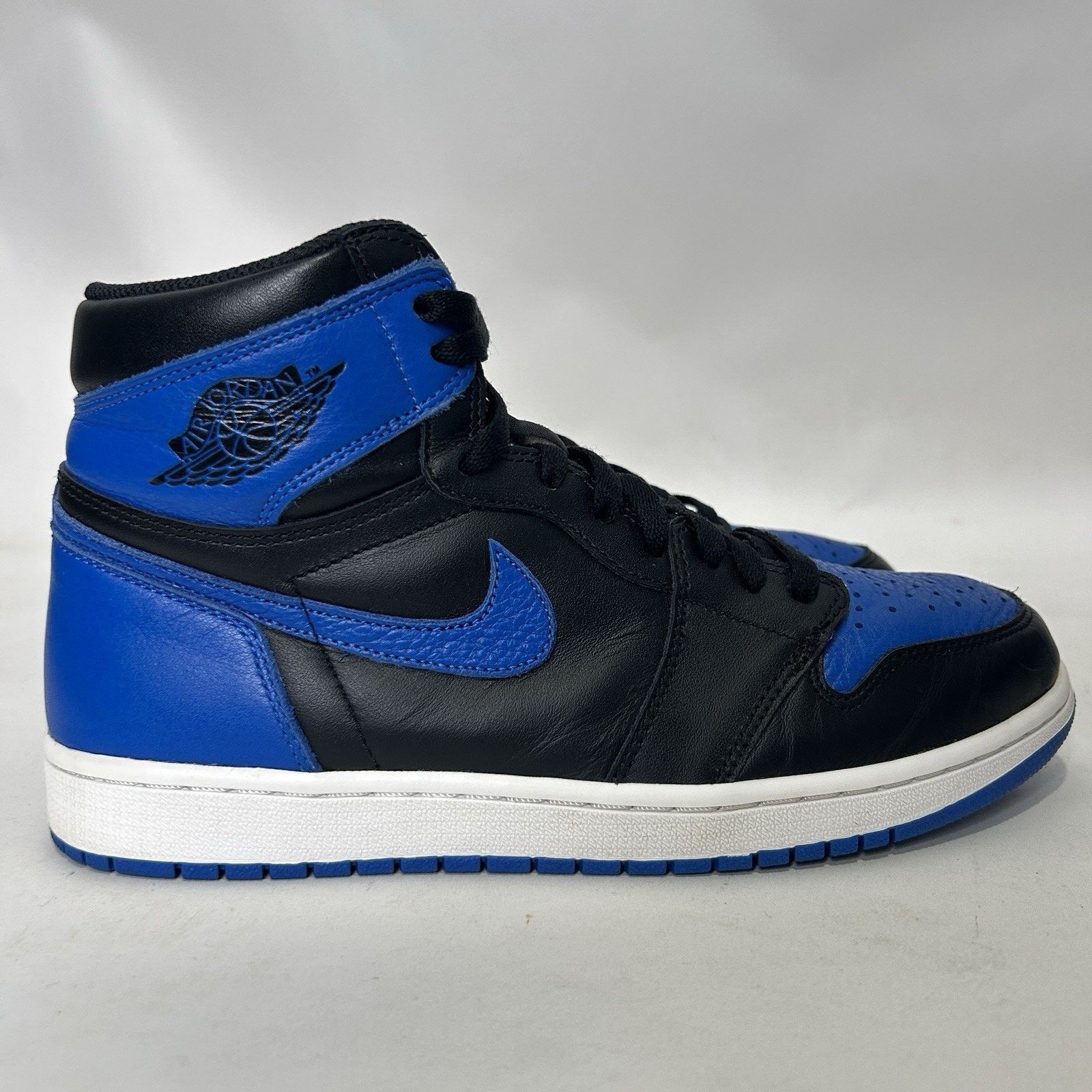 Jordan Brand Nike Air Jordan 1 Retro High OG “Royal” 2017 Size US 10.5 / EU 43-44 - 4 Thumbnail