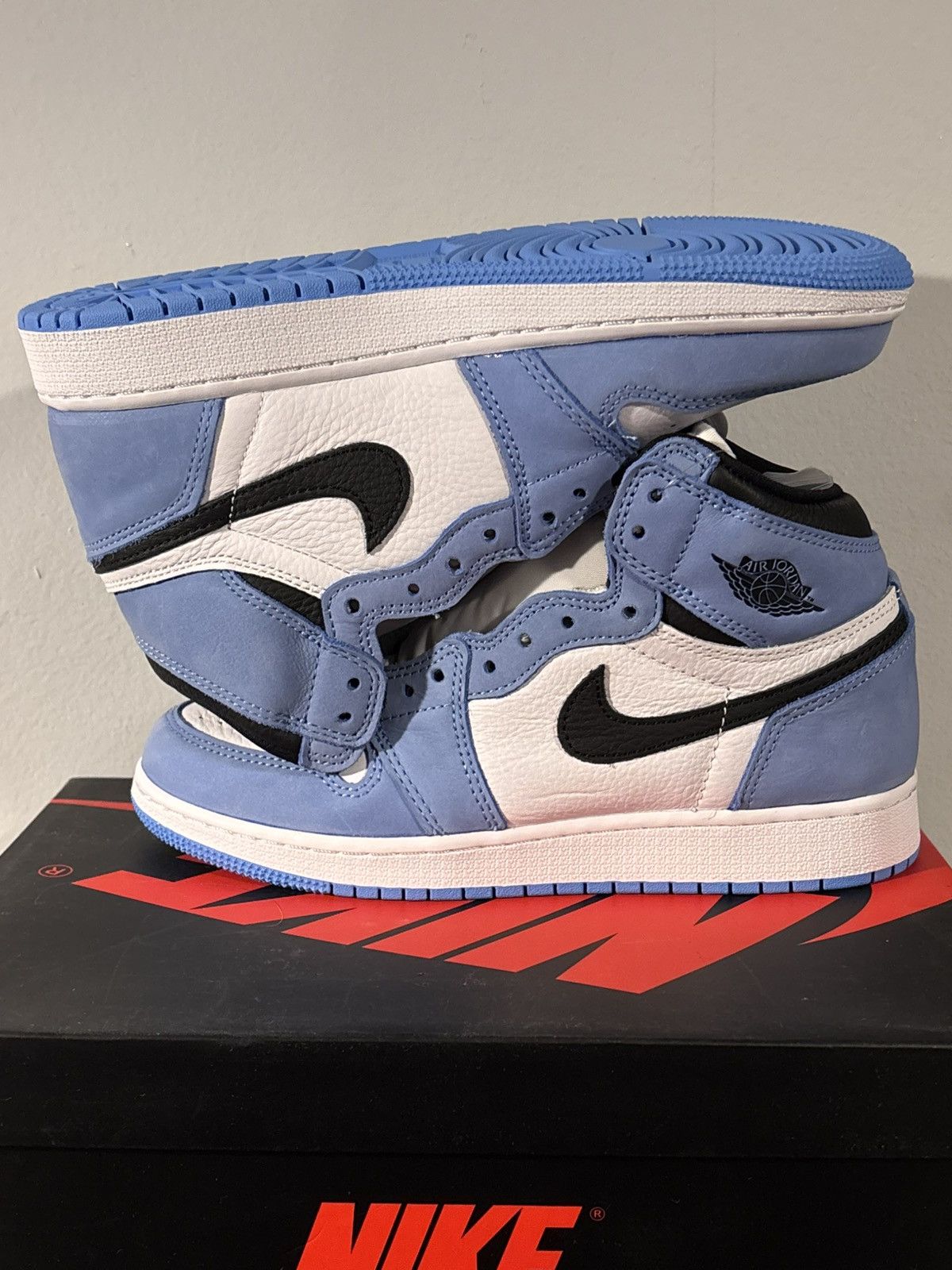 Jordan Brand Air Jordan 1 High OG (575441-134) University Blue Sz 6Y Size US 6 / EU 39 - 1 Thumbnail