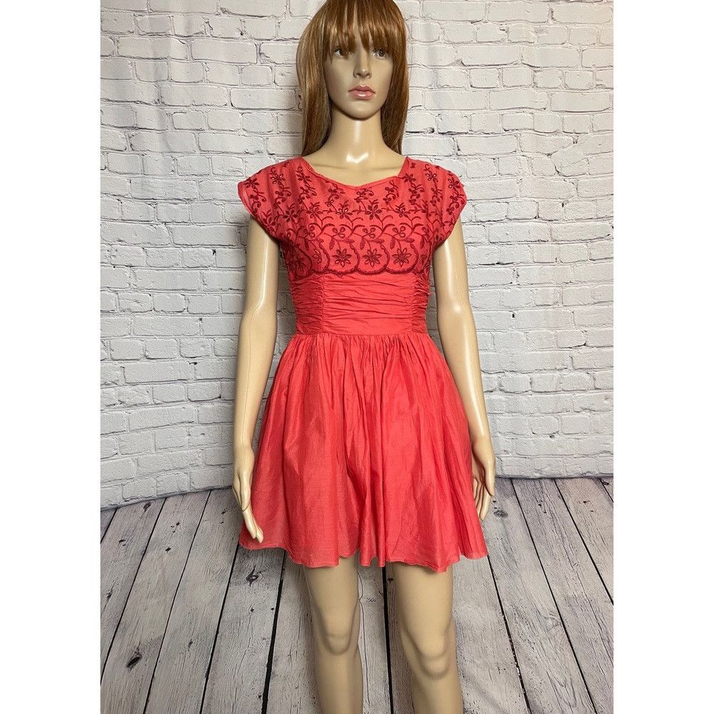 Free People Free People Rose Garden Eyelet Embroidered Red Poppy Dress Size XS / US 0-2 / IT 36-38 - 2 Thumbnail