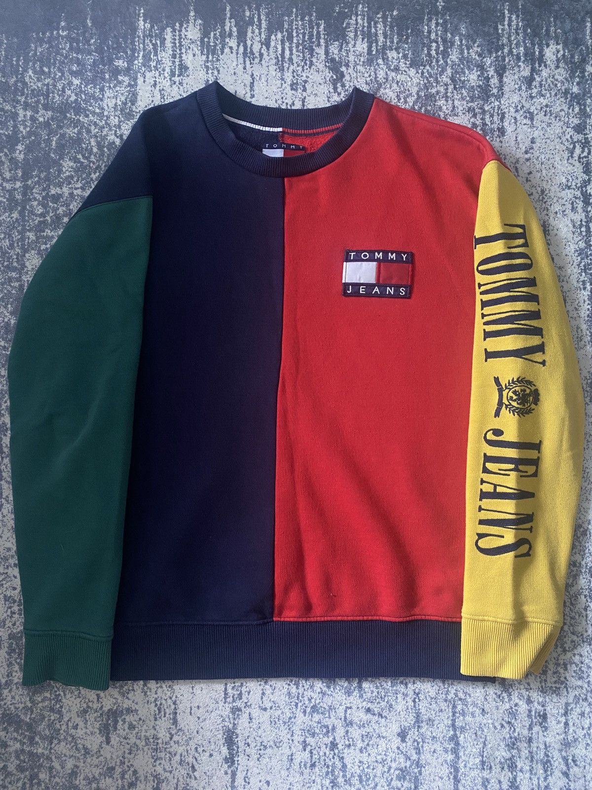 Tommy Hilfiger Tommy hilfiger with big logo on sleeve vintage style Size US L / EU 52-54 / 3 - 1 Thumbnail