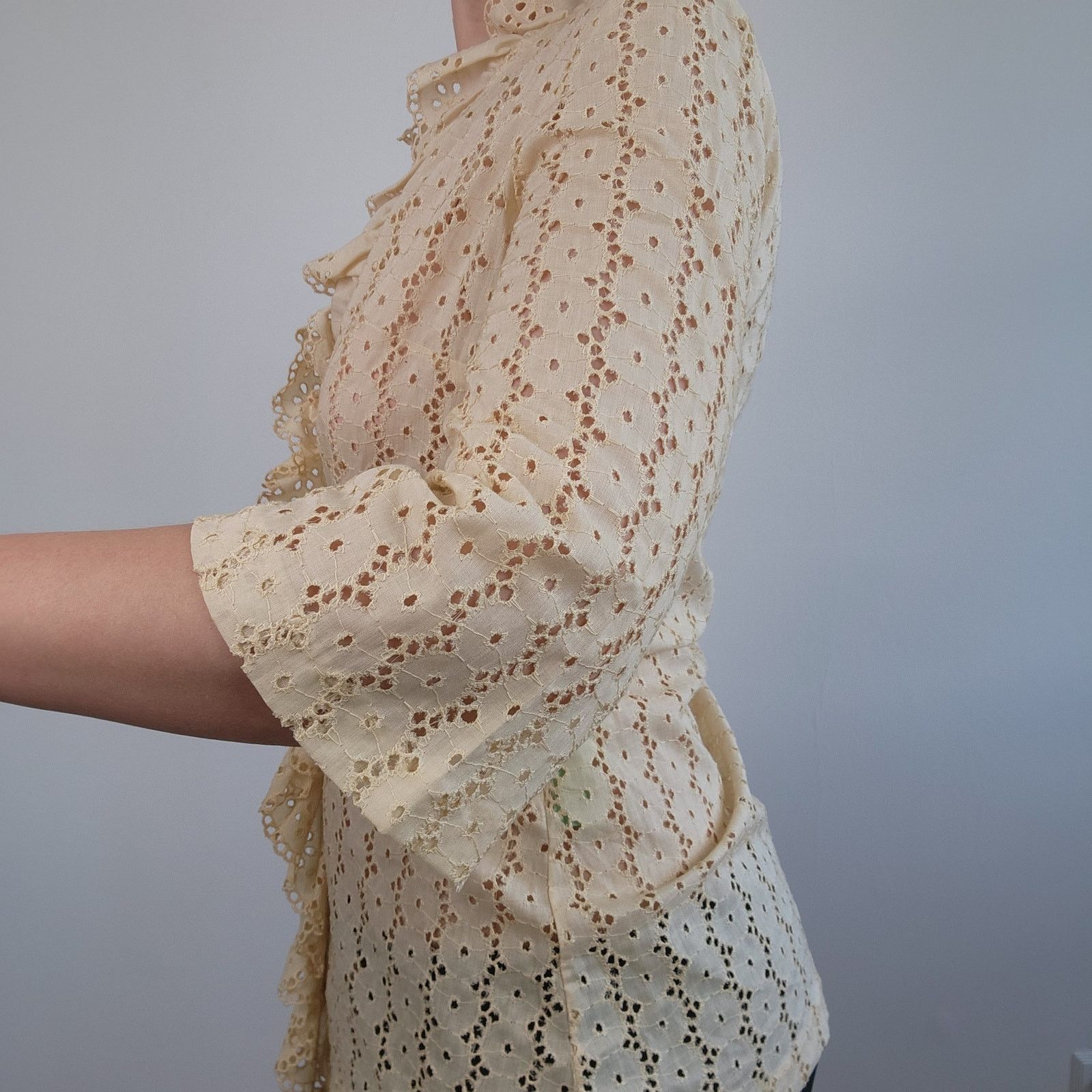 Bloomingdale's Bloomingdales Eyelet Lace Ruffle Cream Wrap Open Top Medium Size M / US 6-8 / IT 42-44 - 3 Thumbnail