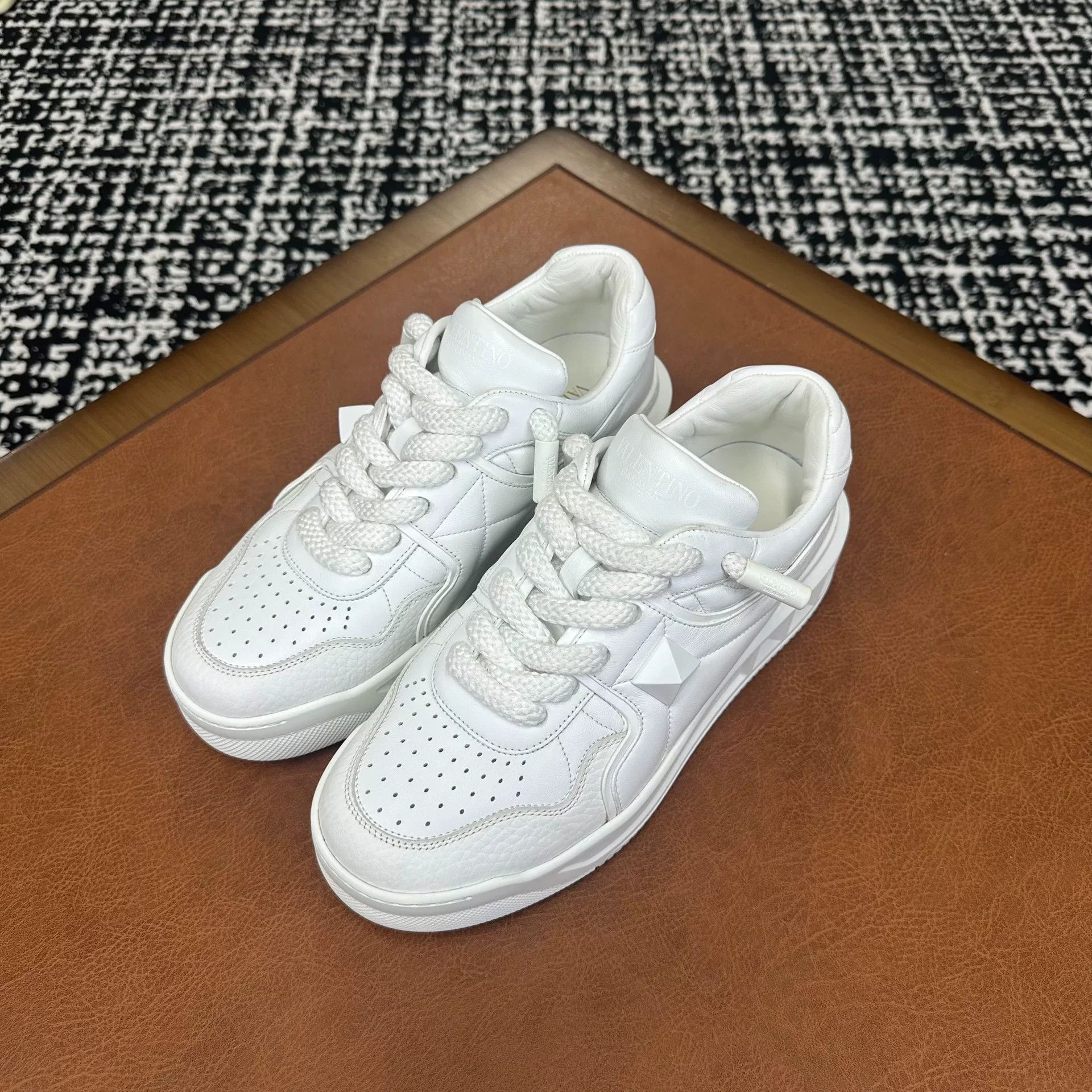 Valentino Valentino White Lowtop Sneakers 7 Men Size US 7 / EU 40 - 1 Thumbnail