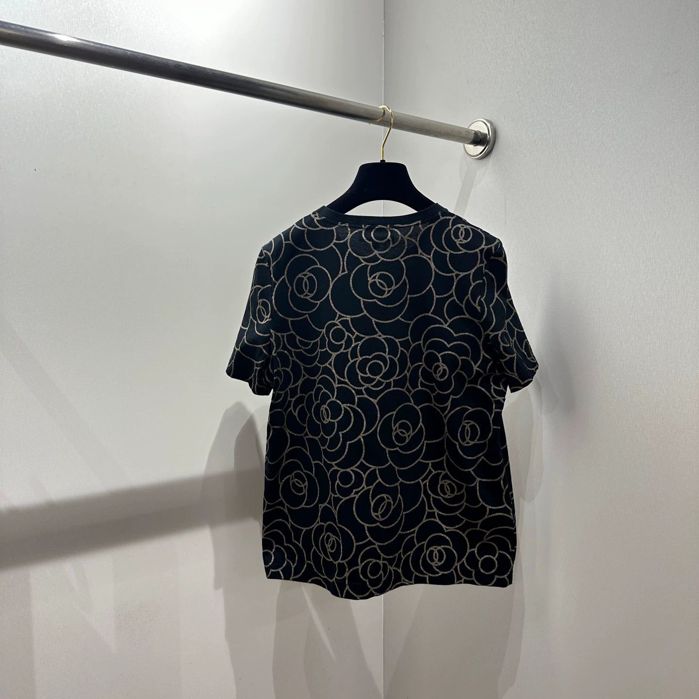 Chanel Chanel apr467 Black Gold Camellia Cotton SS Tee 38 Size S / US 4 / IT 40 - 2 Thumbnail