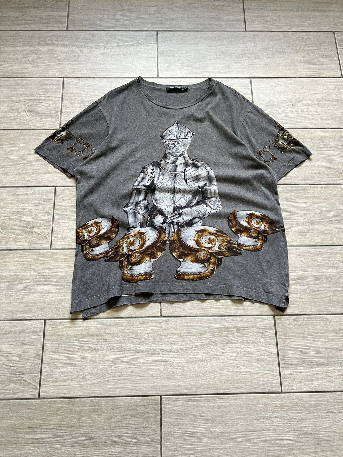 Dolce & Gabbana Dolce & Gabbana Grey Knight Print Logo Tee Size L Luxury Size US L / EU 52-54 / 3 - 1 Thumbnail