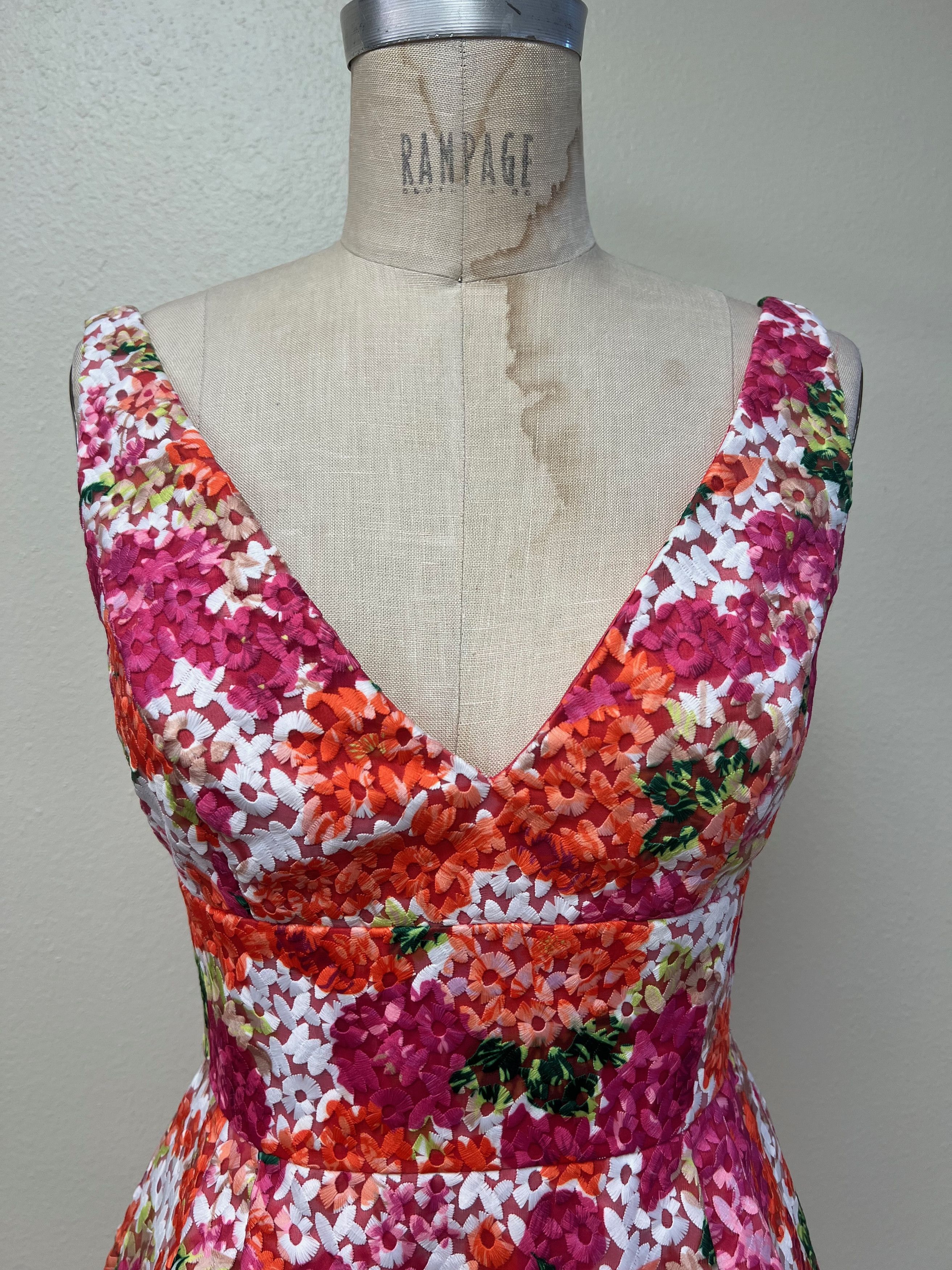 Monique Lhuillier EUC Monique Lhuillier Embroidered Riona Dress Size 4 $288 Size S / US 4 / IT 40 - 2 Thumbnail