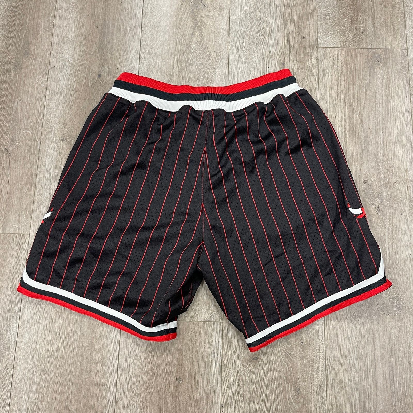 Mitchell & Ness Mitchell & Ness Chicago Bulls 1996-97 black shorts Large L Size US 30 / EU 46 - 6 Thumbnail