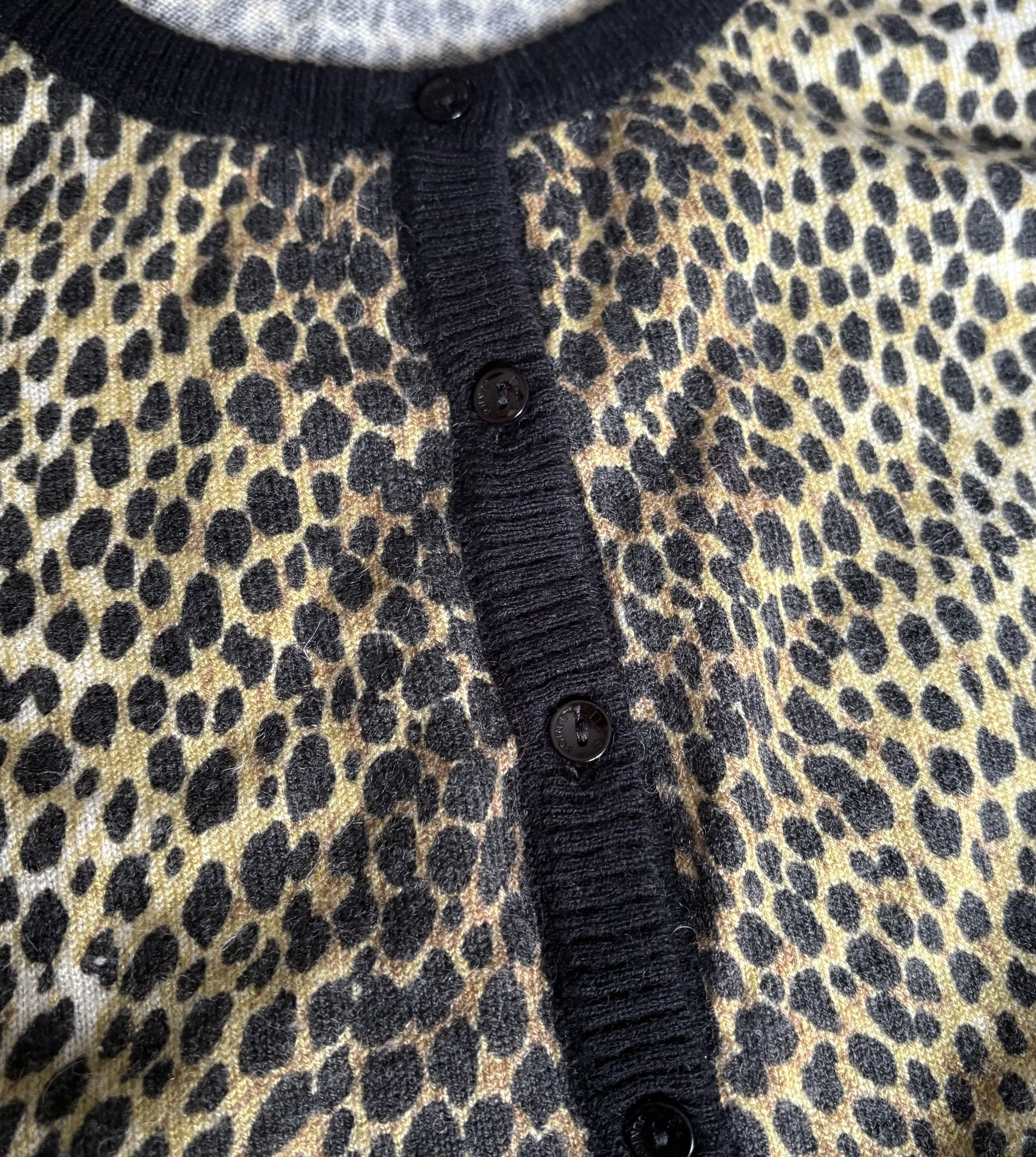 Dolce & Gabbana D&G Junior Leopard Cashmere Cardigan (Fits XS–S Women) Size XS / US 0-2 / IT 36-38 - 7 Thumbnail