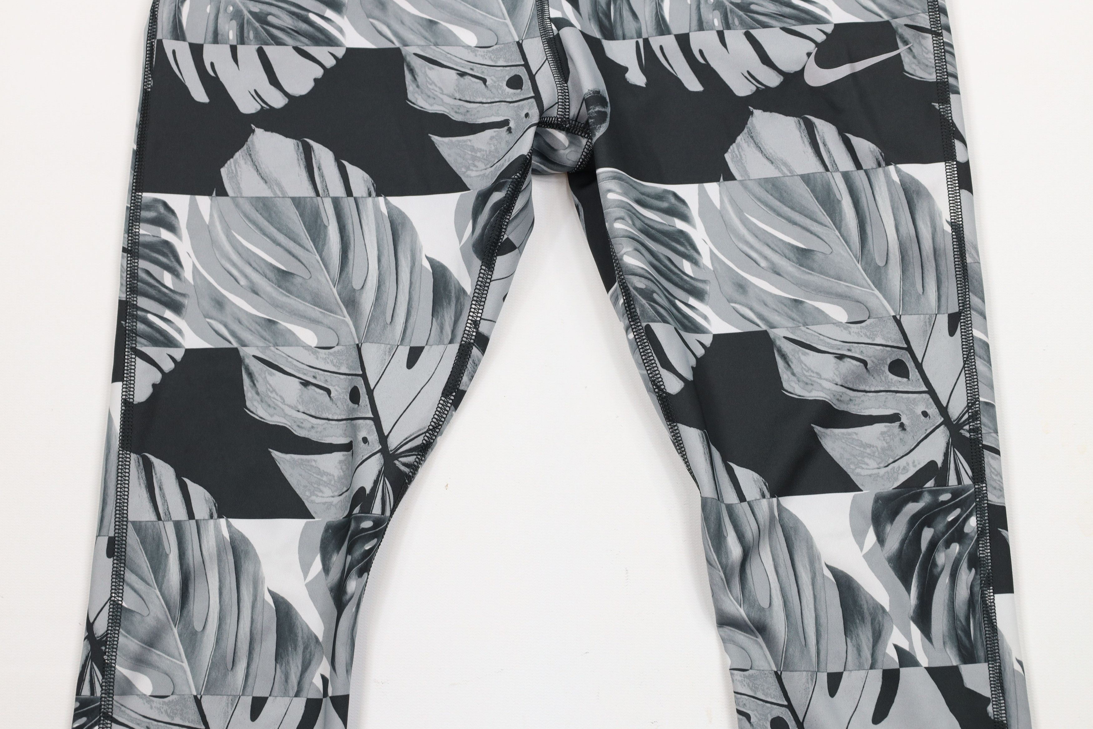 Nike × Vintage Nike Runway Graphic Leaf Cropped Gym Training Running Tights Size 26" / US 2 / IT 38 - 3 Thumbnail