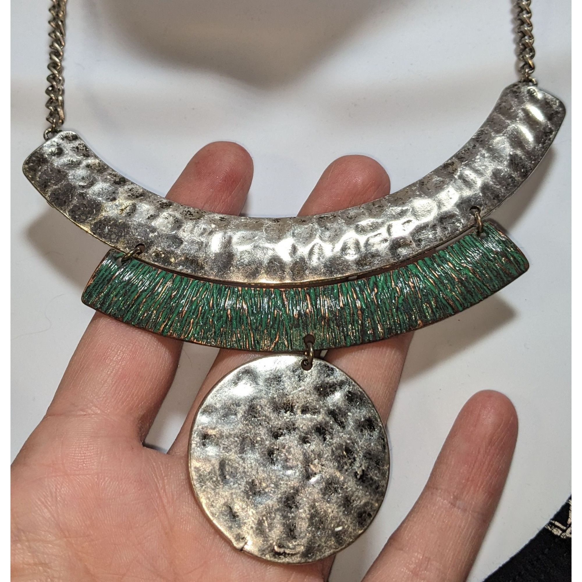 Other Brutalist Geometric Hammered Silver Tone Necklace With Green Size ONE SIZE - 3 Thumbnail