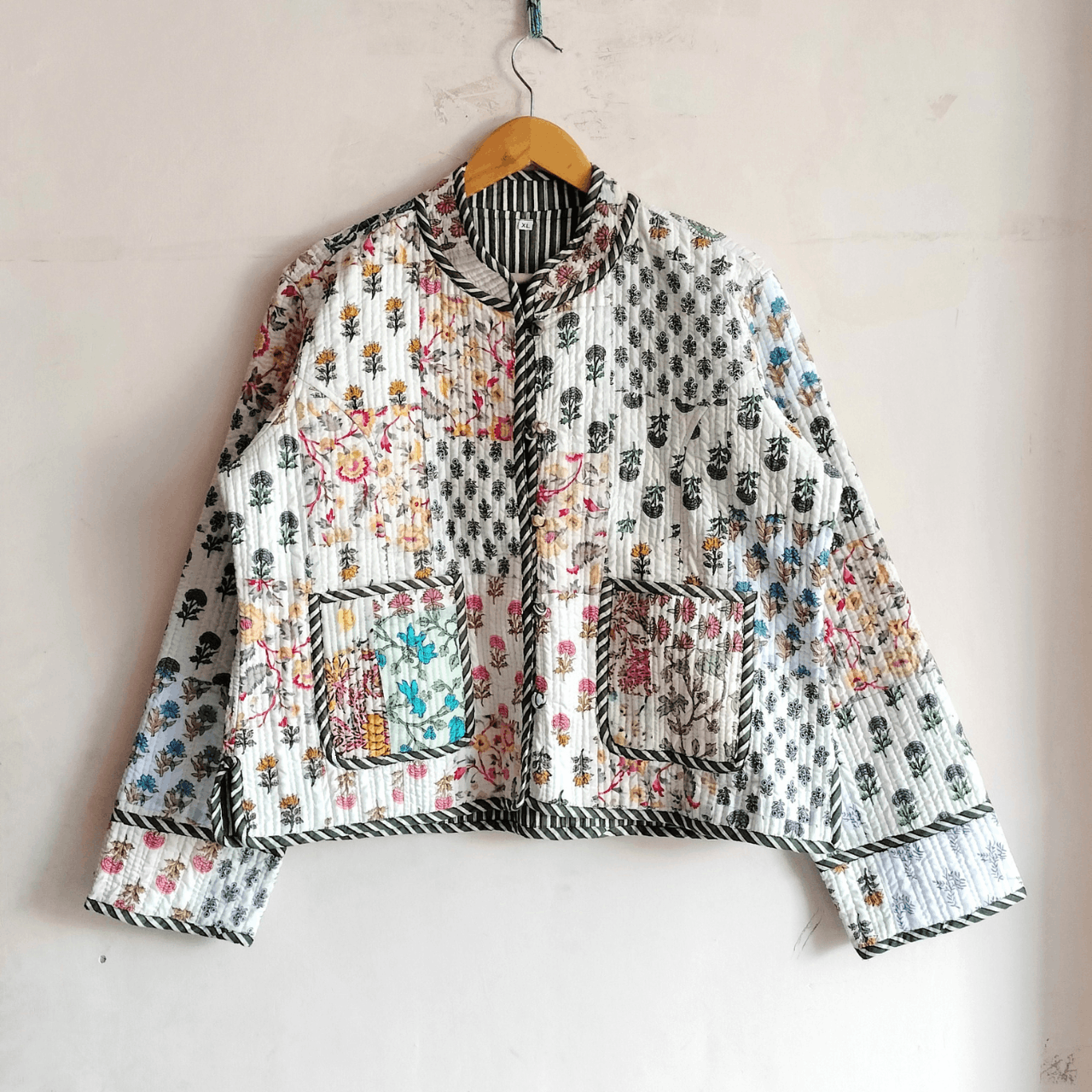Handmade Vintage Patchwork Kantha Jacket, Short Quilted Jacket Size S / US 4 / IT 40 - 3 Thumbnail