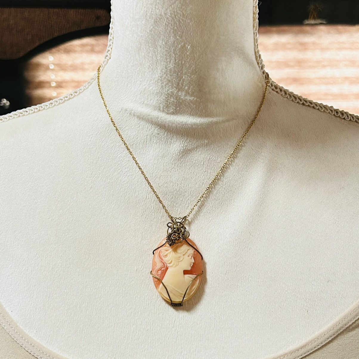 Vintage Vintage Victorian lady cameo hand wired pendant necklace Size ONE SIZE - 3 Thumbnail