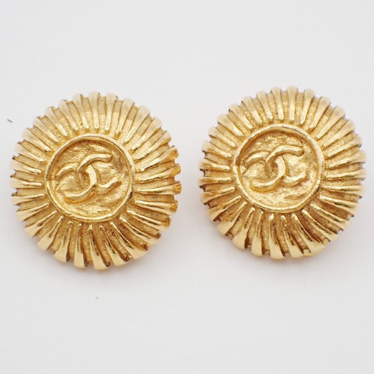 Chanel Chanel Vintage CC Round Clip-On Earrings Metal Size ONE SIZE - 1 Thumbnail