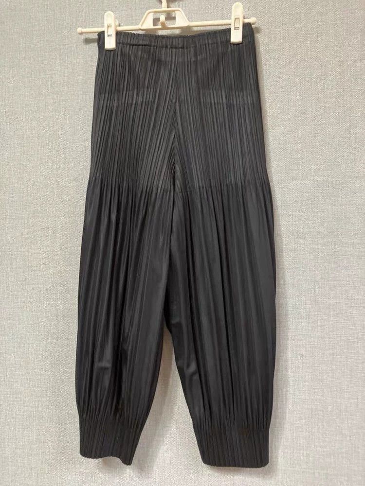 Issey Miyake size:3 Black pleated puff pants