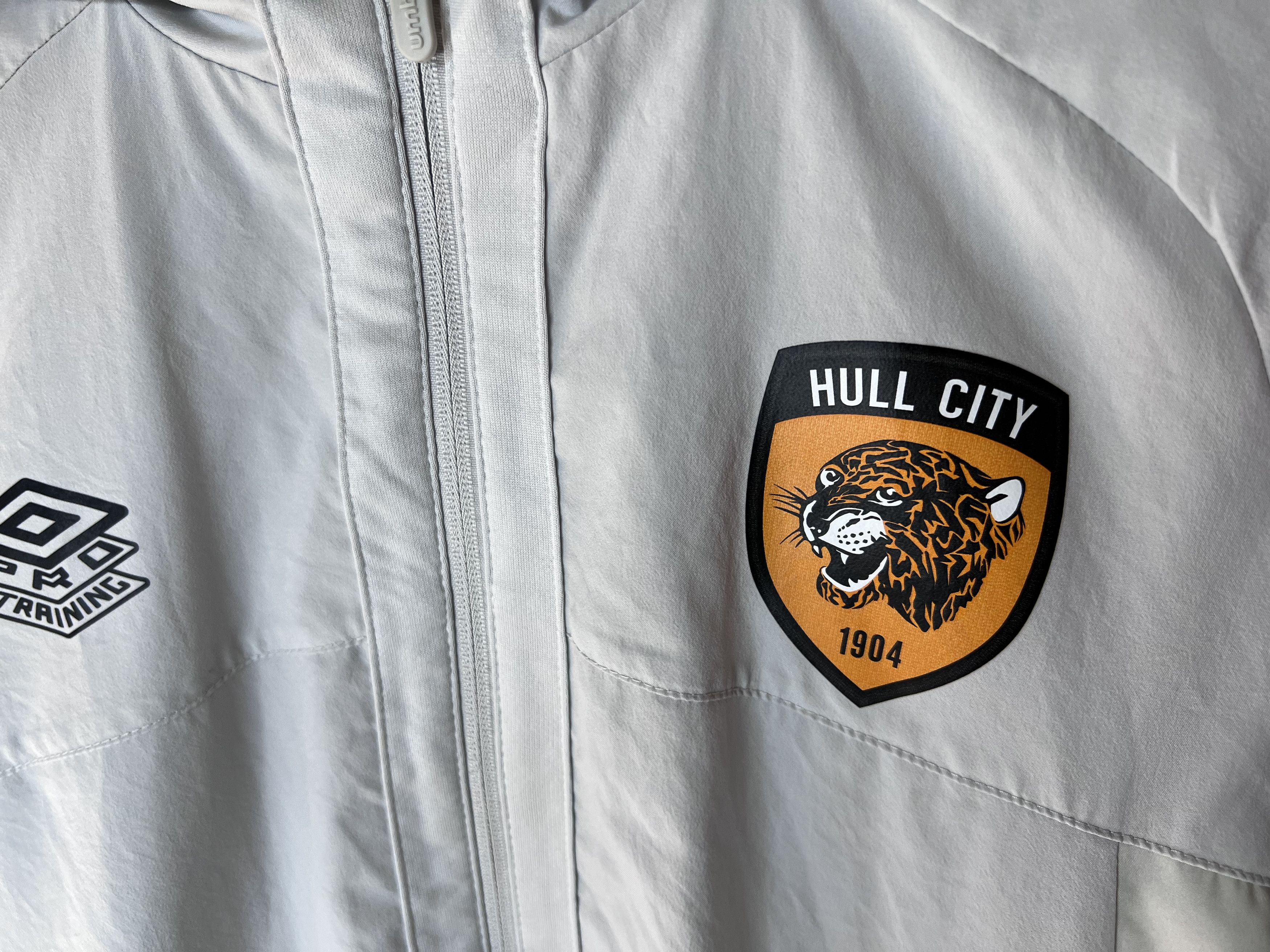 Umbro HULL CITY 2021 2022 TRAINING JACKET FOOTBALL SOCCER UMBRO Size US M / EU 48-50 / 2 - 4 Thumbnail
