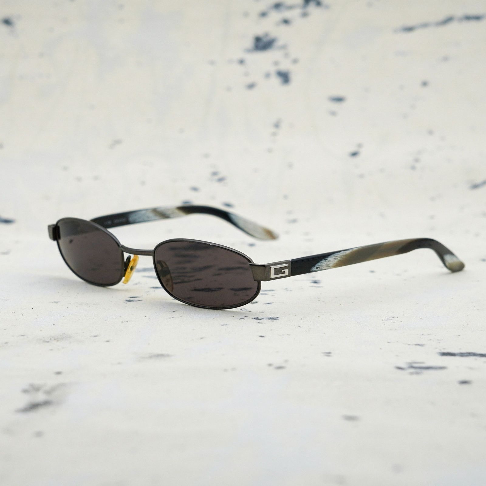 Gucci Gucci GG2400 White Oval GG Logo Kurt Cobain Sunglasses | Grailed