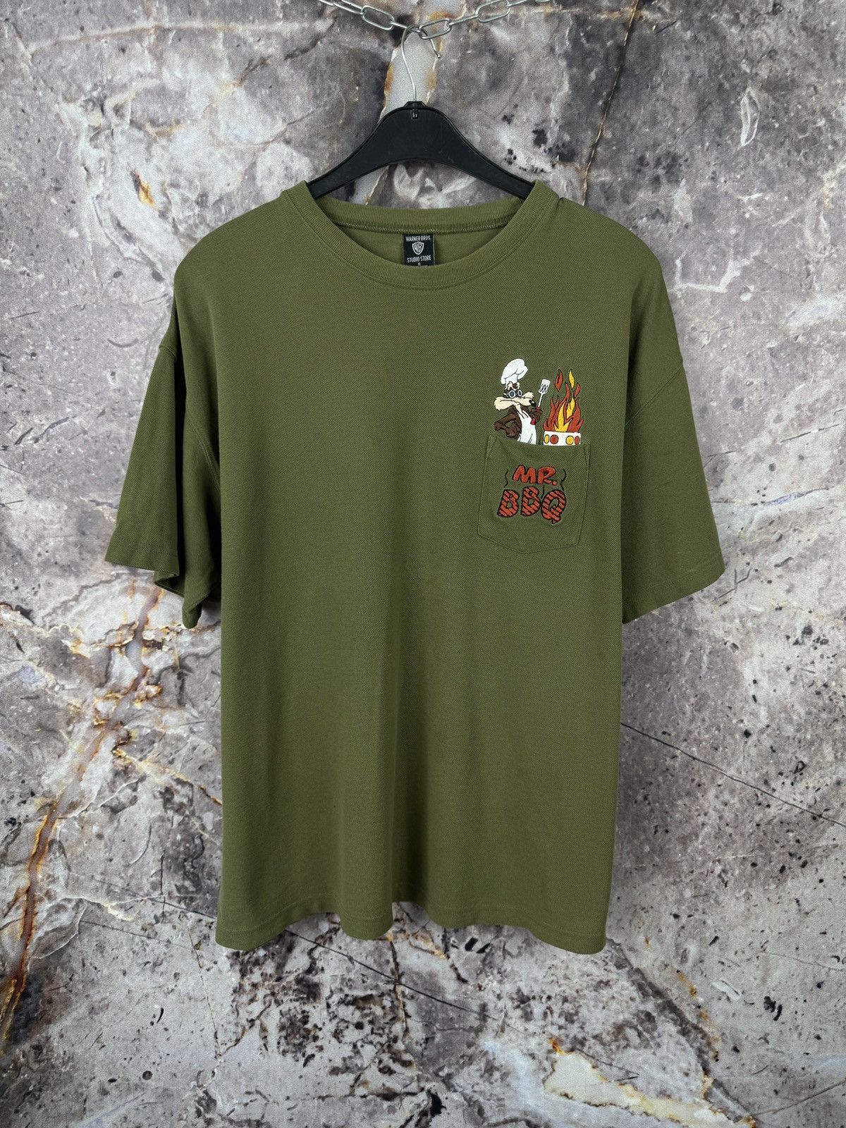 Warner Bros Men’s Warner Bros Studio Store T-Shirt Mr.BBQ 1998 Size XL Size US XL / EU 56 / 4 - 1 Thumbnail