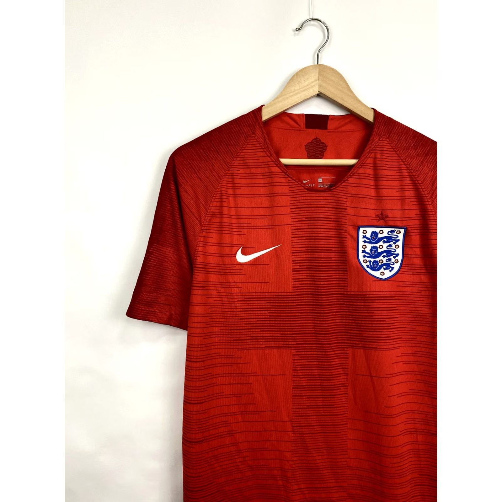 Nike VINTAGE England soccer jersey T-Shirt Mens L Red Nike Retro Hype 2000s Y2K Rare Vintage England soccer jersey T-Shirt Red Nike Mens L Size US L / EU 52-54 / 3 - 2 Thumbnail