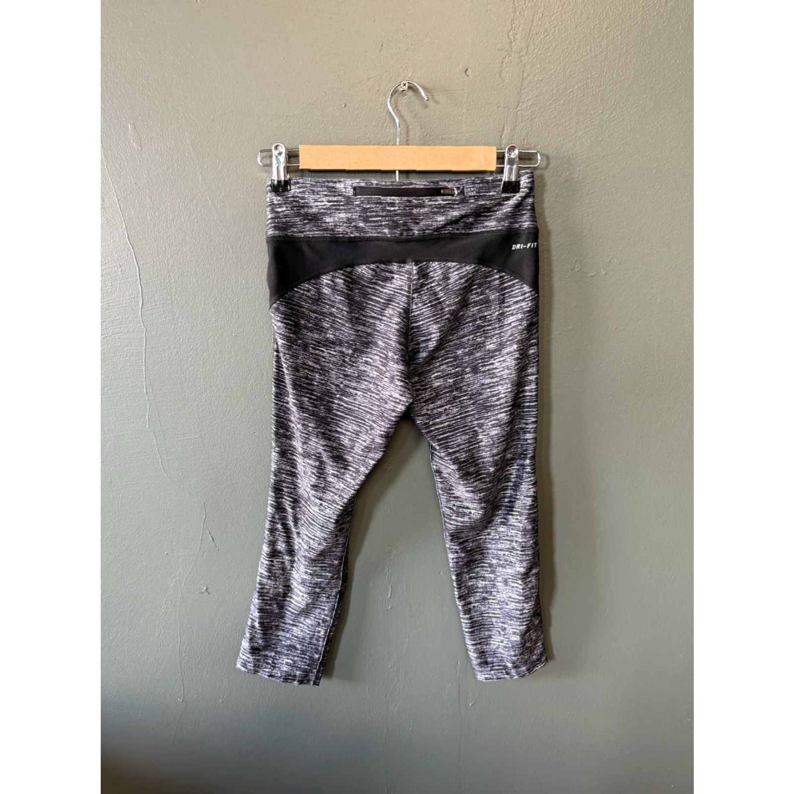 Nike Nike Womens Leggings Cropped Athletic Drawstring Small Gray Activewear Size 28" / US 6 / IT 42 - 2 Thumbnail