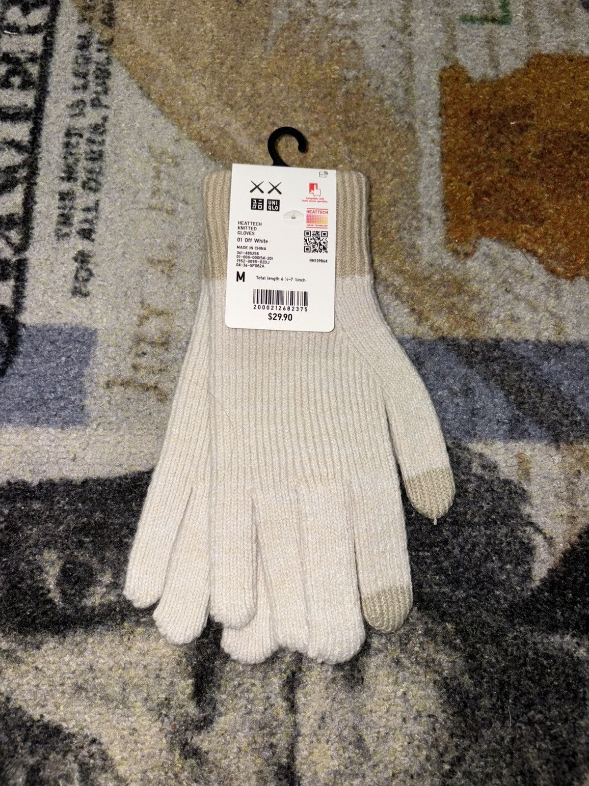 Kaws × Uniqlo Uniqlo x KAWS Heat Tech Knitted Gloves (MEDIUM) Size ONE SIZE - 2 Thumbnail