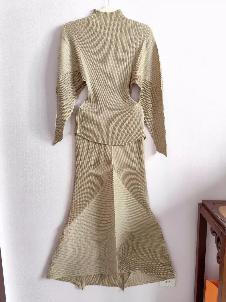 Issey Miyake Issey Miyake size:2 Beige new fish-scale skirt Size 23" - 3 Thumbnail