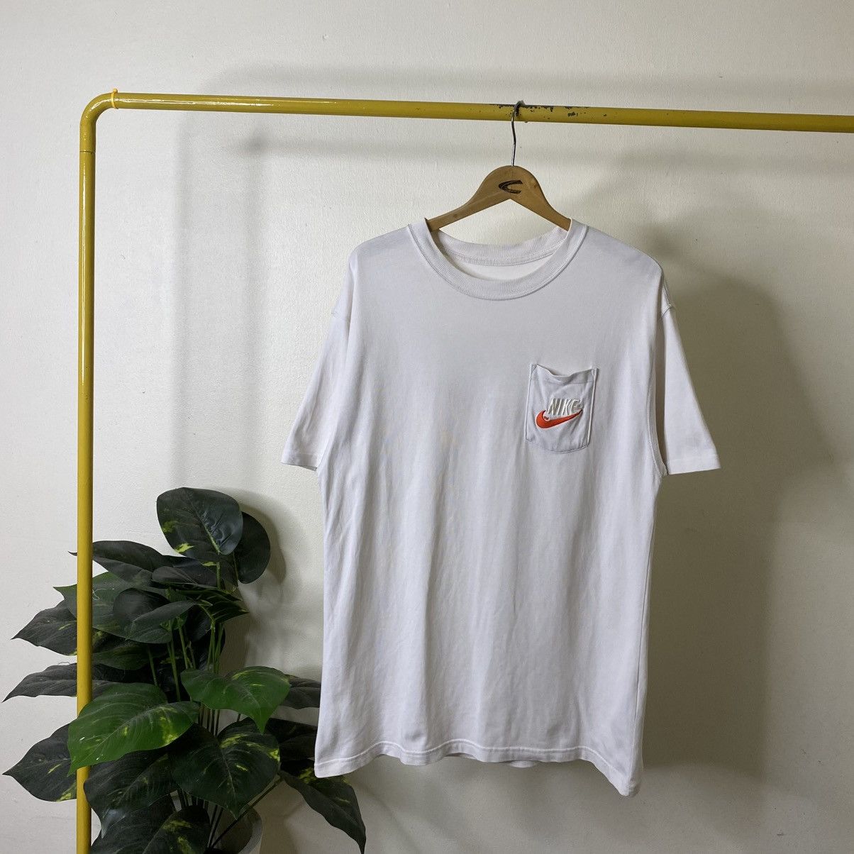 Nike Vintage Y2K Nike Embroidered Big Swoosh Skater T Shirt Size US L / EU 52-54 / 3 - 6 Thumbnail