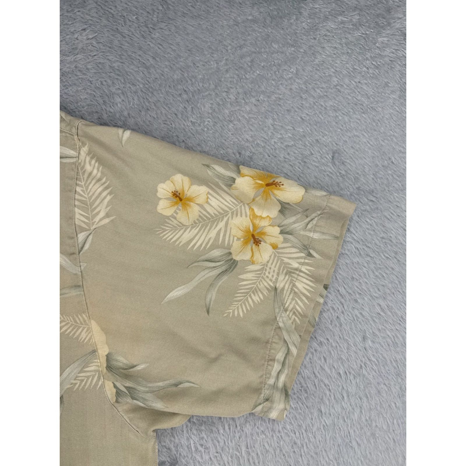 Tommy Bahama Tommy Bahama Shirt Men XL Beige Floral Herringbone 100% Silk Hawaiian Button-Up Short Sleeve Size US XL / EU 56 / 4 - 2 Thumbnail