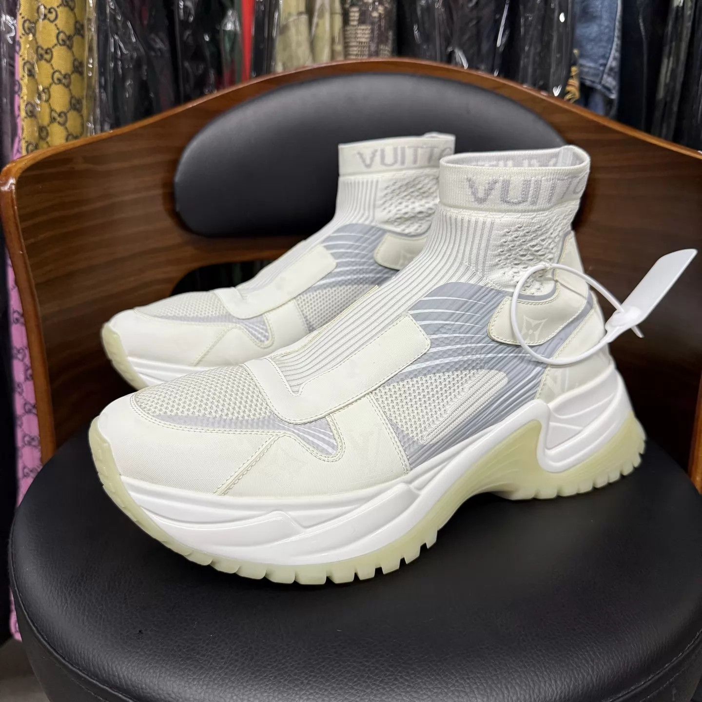 Louis Vuitton LV Run Away Monogram White 7.5US/41.5EU Size US 8.5 / EU 41-42 - 1 Thumbnail